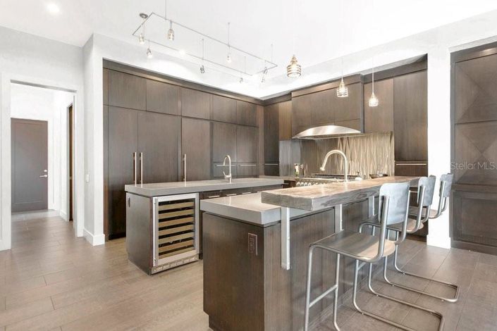 Image No.12-4 Bed Property for sale