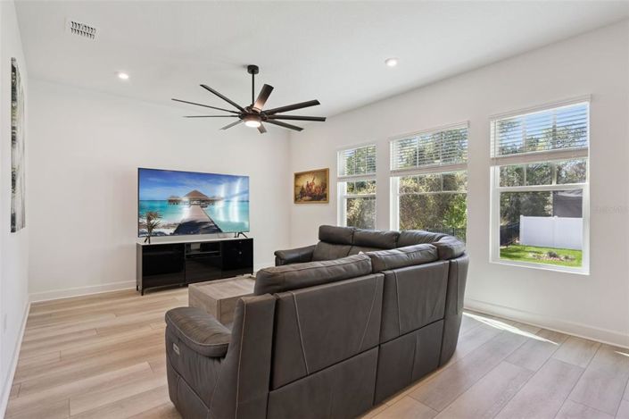 Image No.17-6 Bed Property for sale