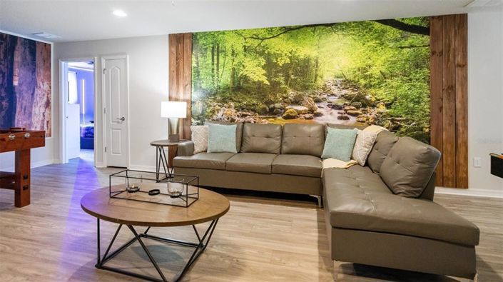 Image No.12-8 Bed Property for sale