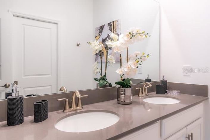 Image No.12-9 Bed Property for sale