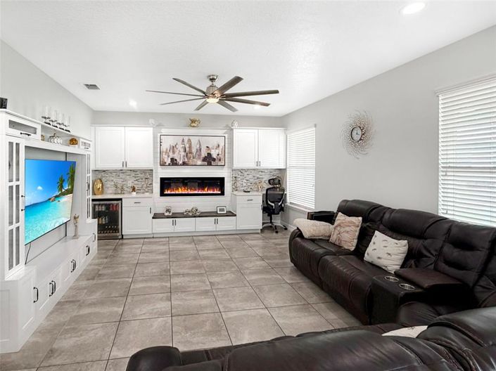 Image No.8-5 Bed Property for sale