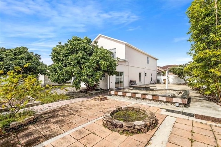 Image No.28-5 Bed Property for sale