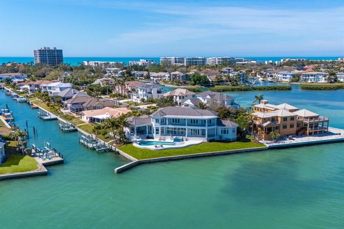 Image No.28-5 Bed Property for sale