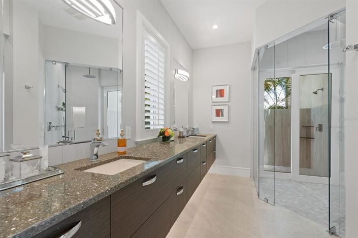 Image No.9-5 Bed Property for sale