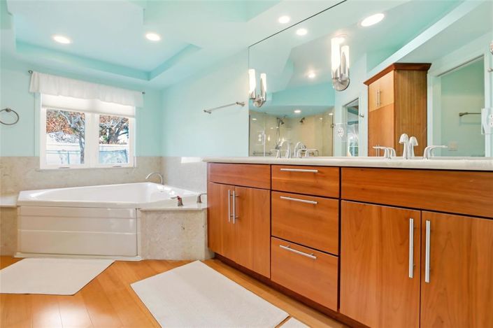 Image No.17-4 Bed Property for sale