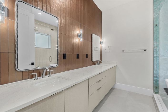 Image No.10-5 Bed Property for sale