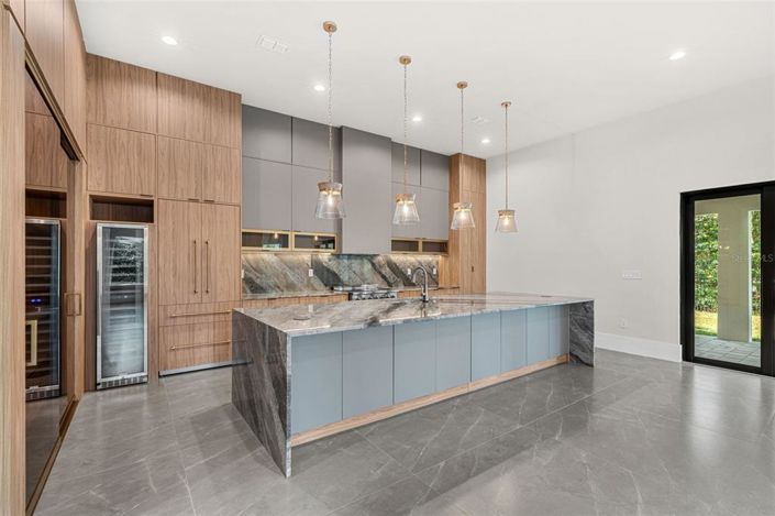 Image No.24-5 Bed Property for sale