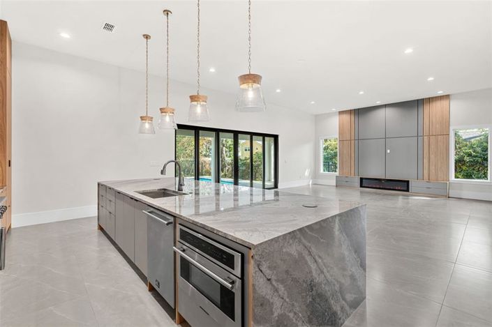 Image No.25-5 Bed Property for sale