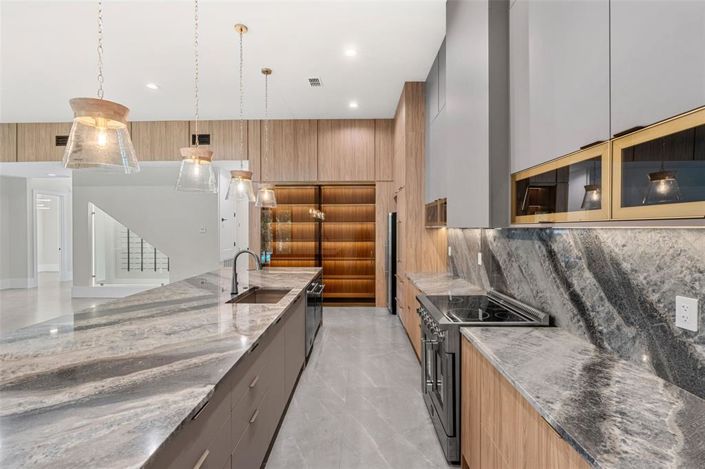 Image No.26-5 Bed Property for sale