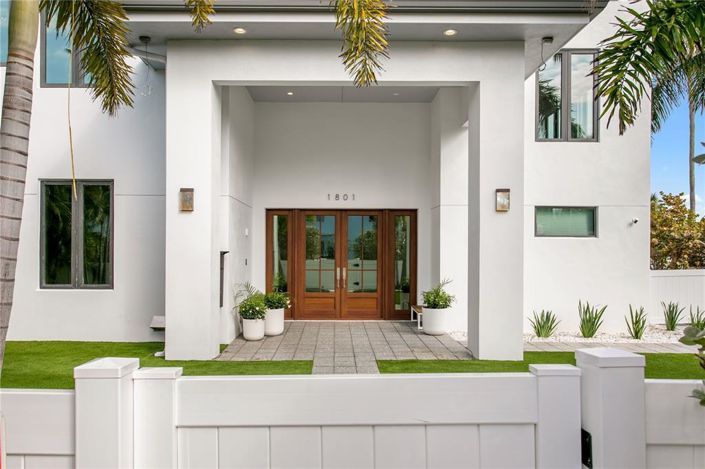 Image No.2-5 Bed Property for sale