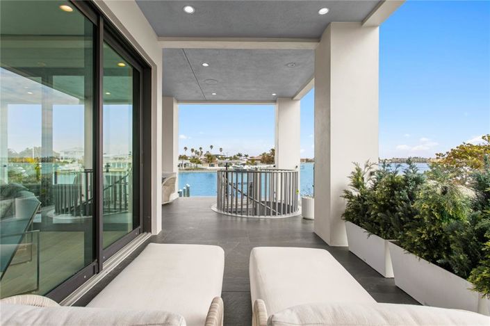 Image No.20-5 Bed Property for sale