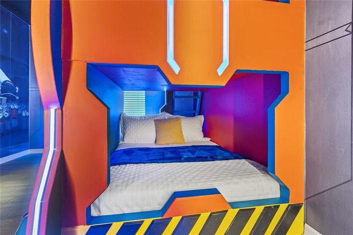 Image No.50-10 Bed Property for sale