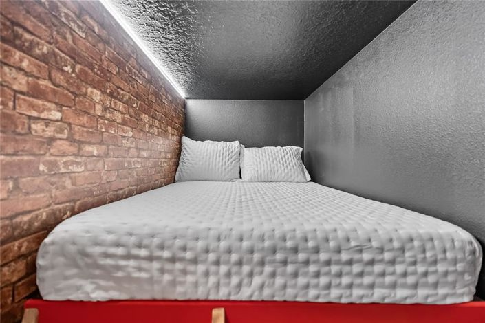 Image No.56-10 Bed Property for sale