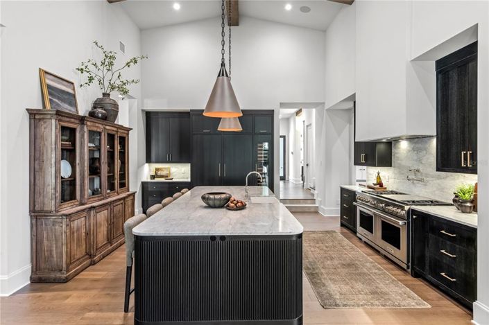 Image No.16-6 Bed Property for sale