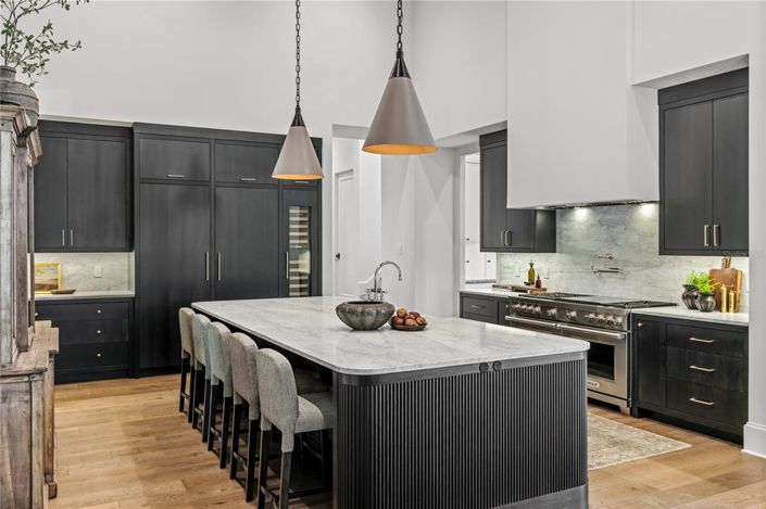 Image No.17-6 Bed Property for sale