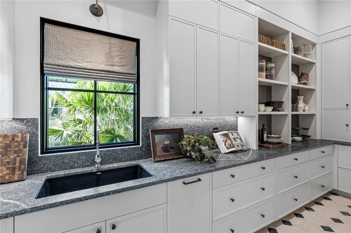 Image No.21-6 Bed Property for sale