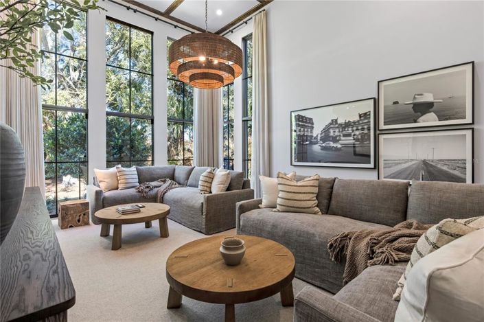 Image No.31-6 Bed Property for sale