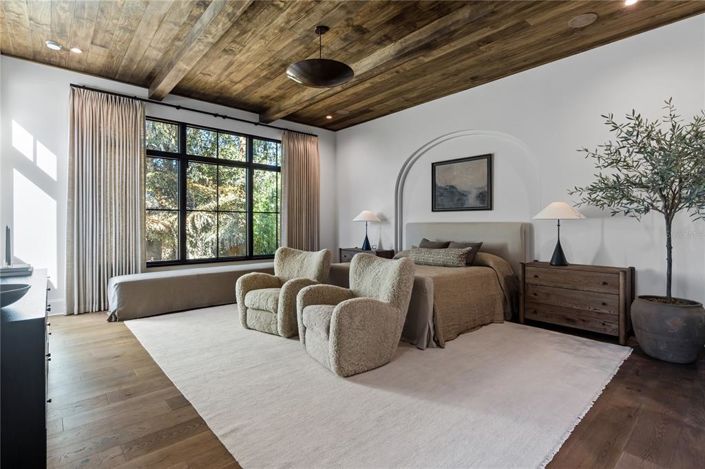 Image No.35-6 Bed Property for sale