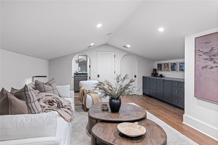 Image No.41-6 Bed Property for sale