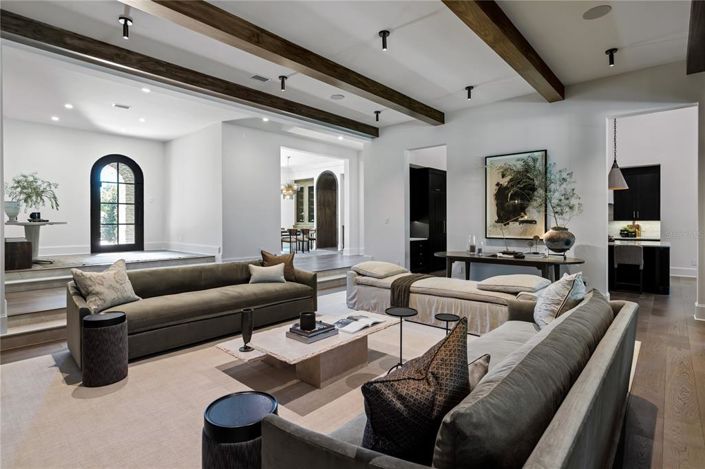 Image No.6-6 Bed Property for sale