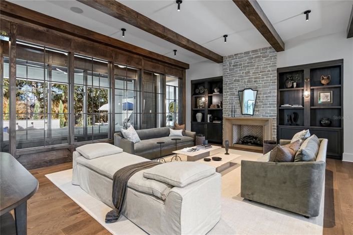 Image No.9-6 Bed Property for sale