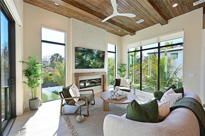 Image No.10-4 Bed Property for sale