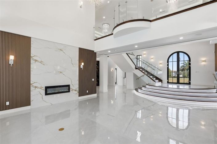 Image No.10-5 Bed Property for sale