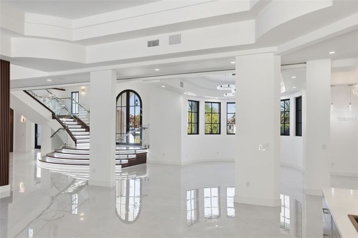 Image No.12-5 Bed Property for sale