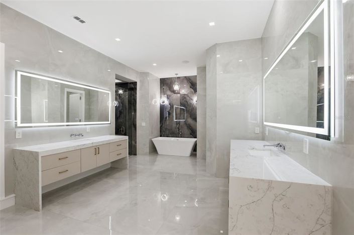 Image No.21-5 Bed Property for sale