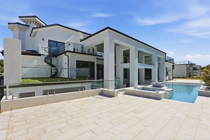 Image No.50-5 Bed Property for sale