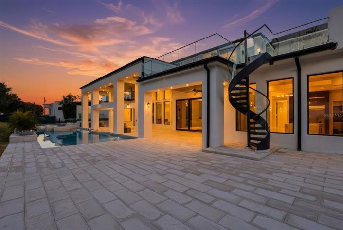 Image No.60-5 Bed Property for sale