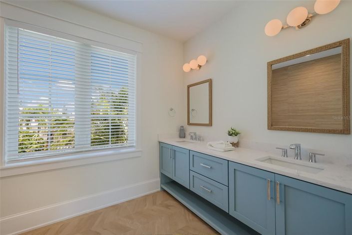 Image No.28-4 Bed Property for sale