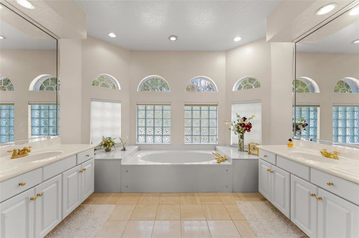 Image No.10-4 Bed Property for sale