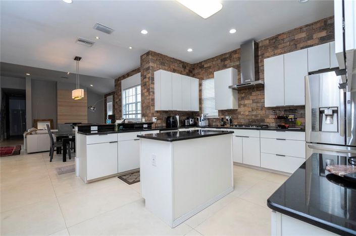 Image No.21-5 Bed Property for sale