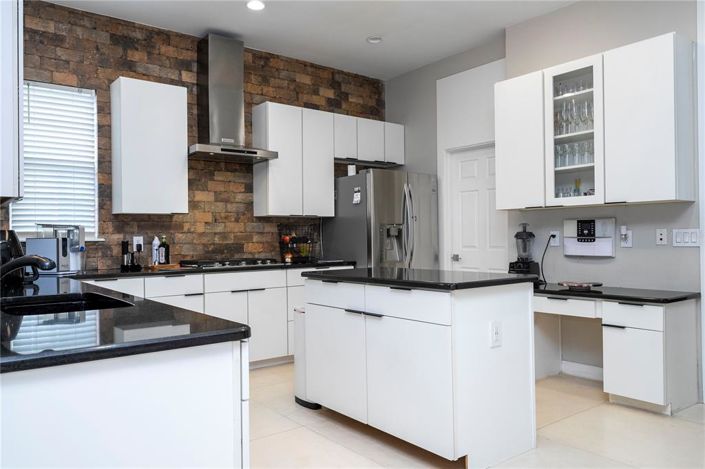 Image No.23-5 Bed Property for sale