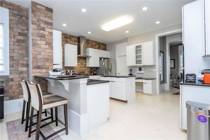 Image No.24-5 Bed Property for sale