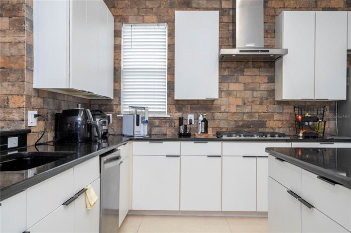 Image No.27-5 Bed Property for sale