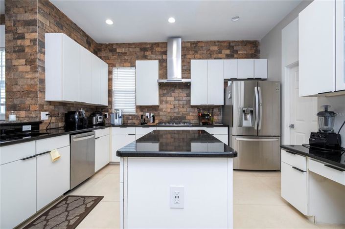 Image No.28-5 Bed Property for sale