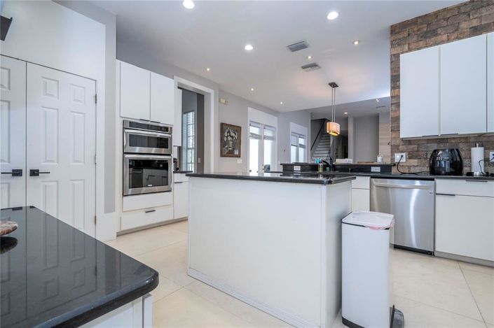 Image No.30-5 Bed Property for sale