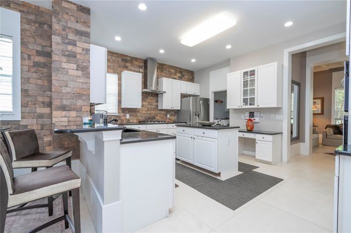 Image No.44-5 Bed Property for sale