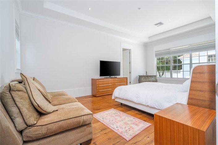 Image No.56-5 Bed Property for sale