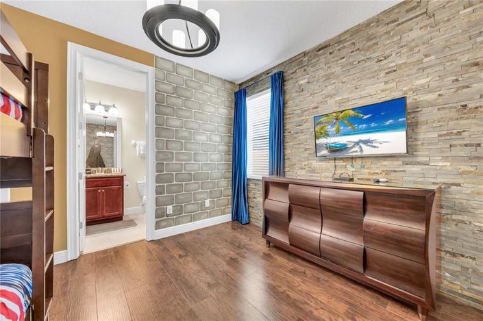 Image No.30-8 Bed Property for sale