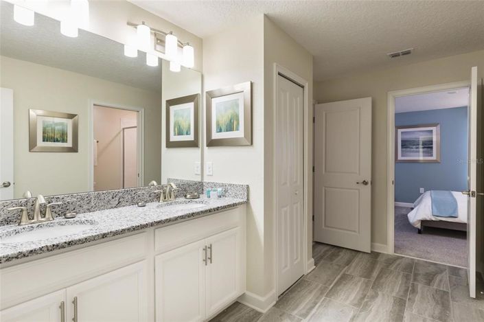 Image No.24-8 Bed Property for sale