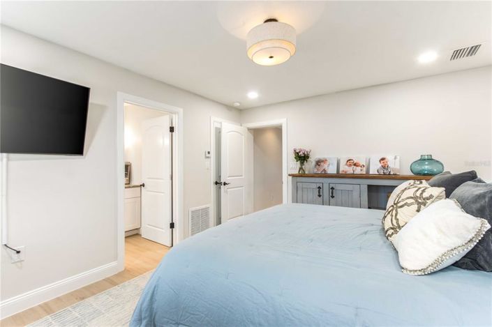 Image No.28-4 Bed Property for sale