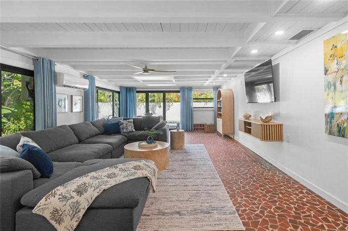 Image No.28-3 Bed Property for sale