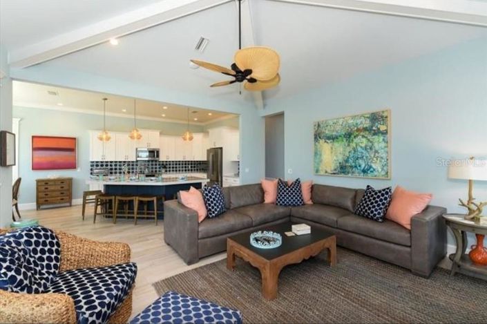 Image No.12-6 Bed Property for sale