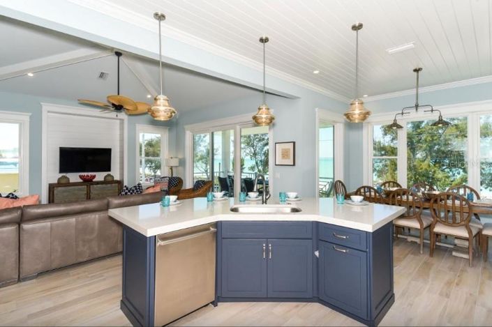 Image No.16-6 Bed Property for sale