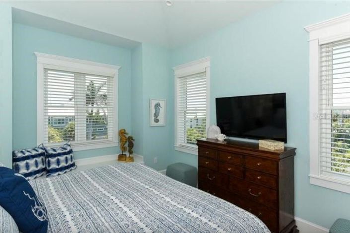 Image No.20-6 Bed Property for sale