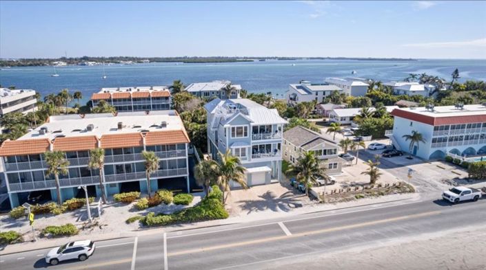 Image No.5-6 Bed Property for sale