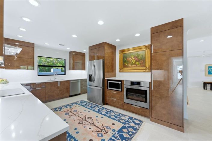 Image No.19-4 Bed Property for sale